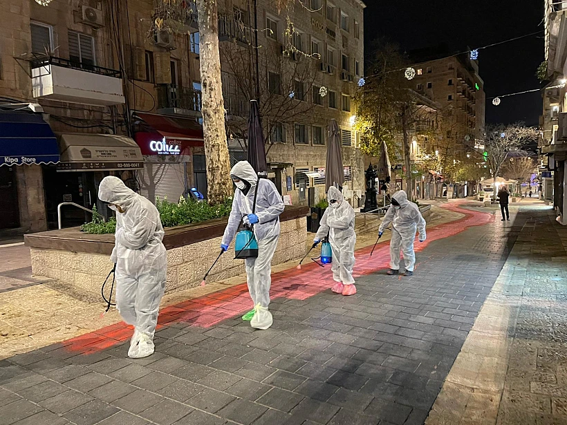 מפגינים צובעים באדום את הדרך לבית המשפט העליון בירושלים