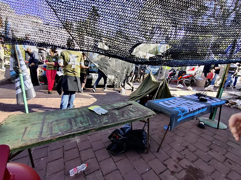 לשכת הגיוס המאולתרת מול עיריית בני ברק