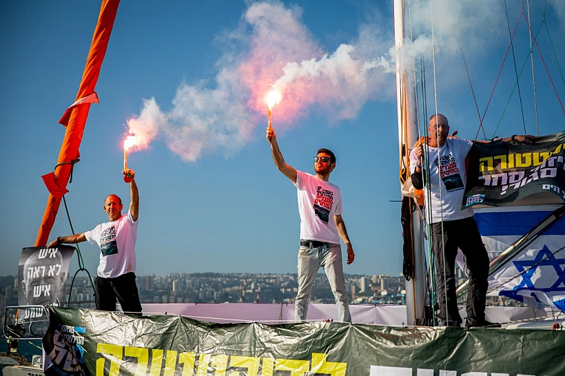 חיילי מילואים מפגינים וחוסמים את נמל חיפה