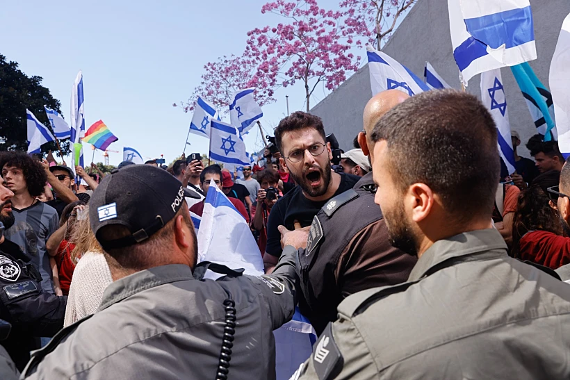 מפגינים חוסמים את איילון