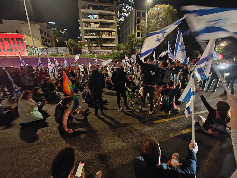 מפגינים חוסמים את איילון דרום