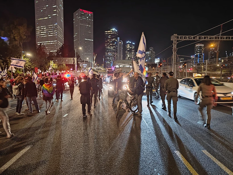 מפגינים חוסמים את איילון דרום