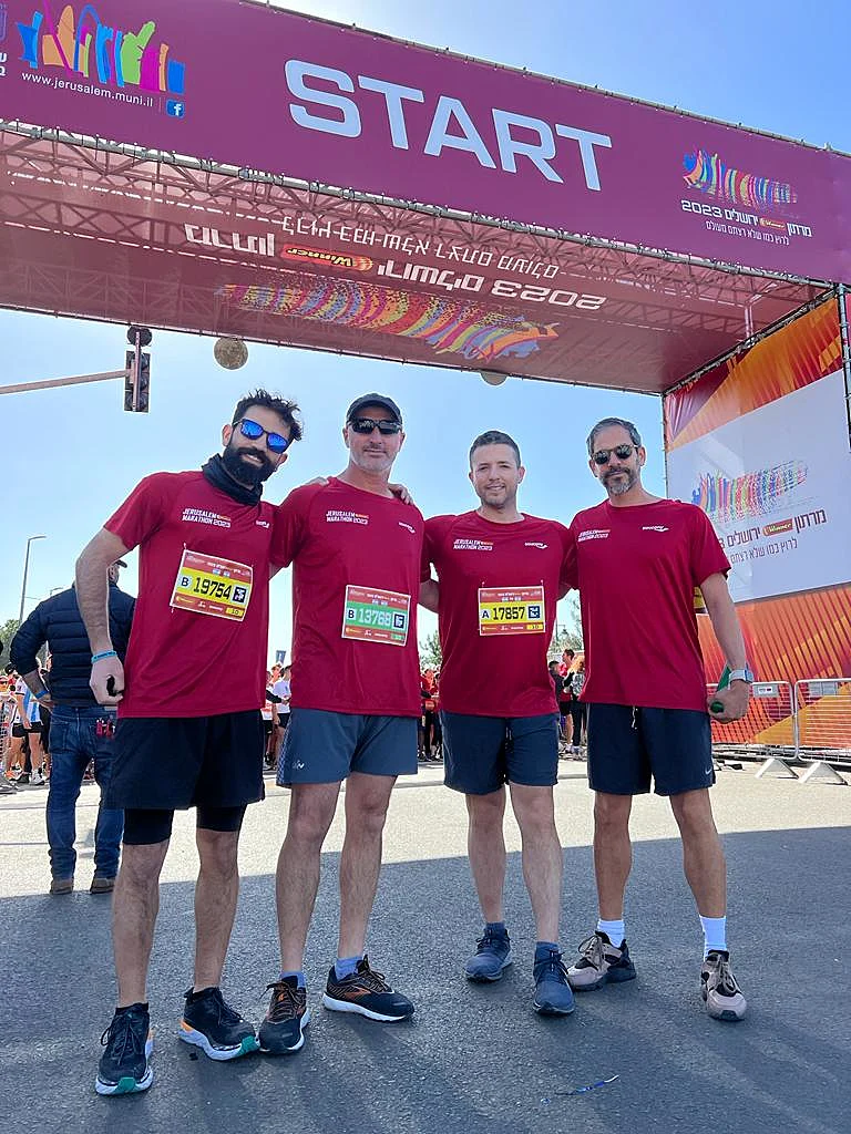 חבריו של רותם מנסנו שנפצע בפיגוע בדיזנגוף רצו יחד עם חיילי צה''ל במרתון ירושלים