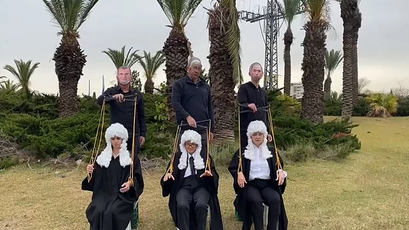 מיצג ''שופטים מריונטות'' בכפר הירוק