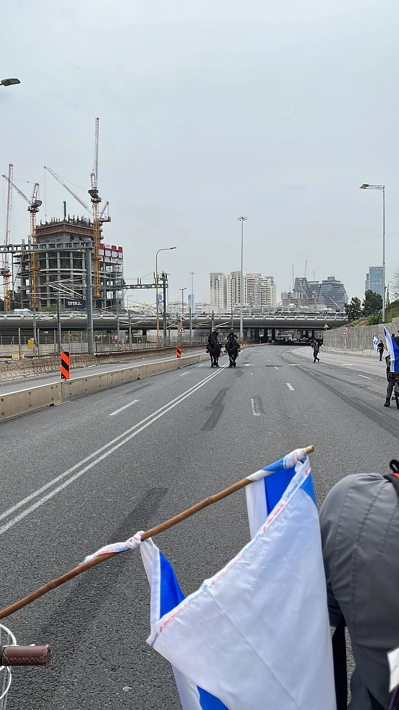 איילון דרום נחסם לתנועה, פרשים הגיעו