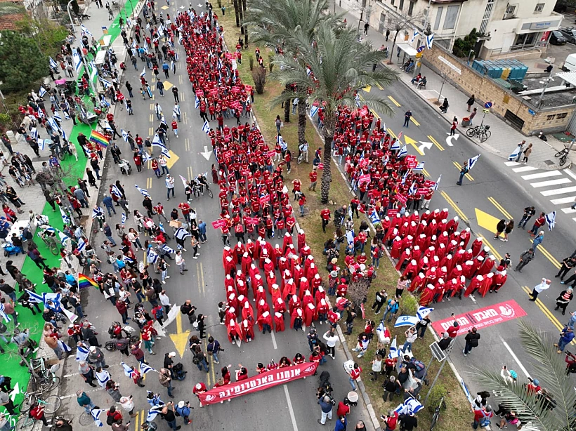 מיצג ''בונות אלטרנטיבה'' בהפגנה בתל אביב