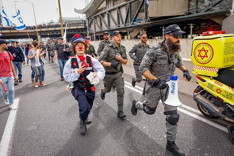 מפגינים ושוטרים באיילון
