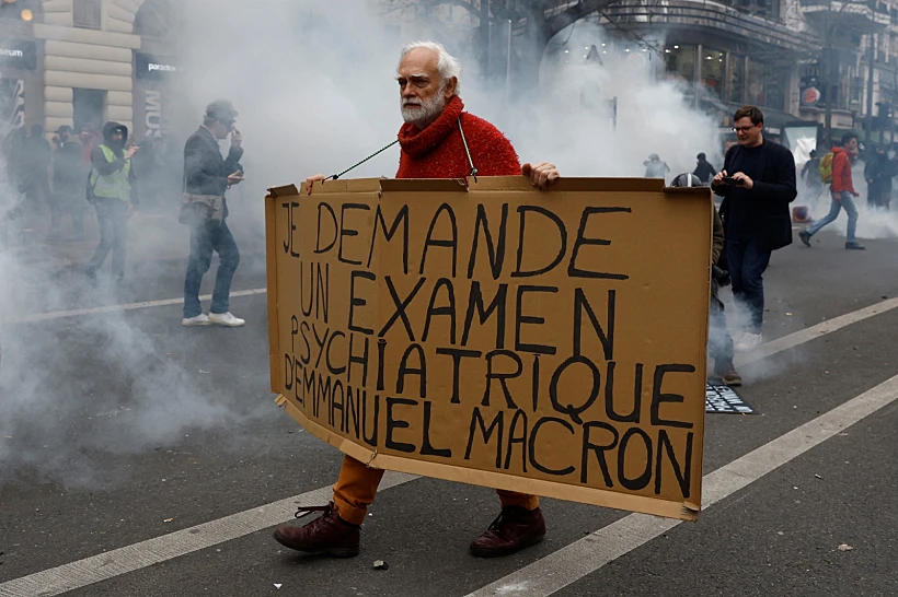 מפגין בפריז עם השלט האומר ''אני דורש שעמנואל מקרון יעבור בדיקה פסיכיאטרית''