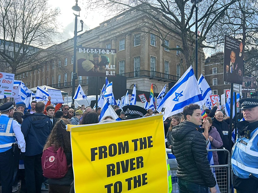 הפגנה נגד נתניהו מול מעון ראש ממשלת בריטניה בדאונינג 10