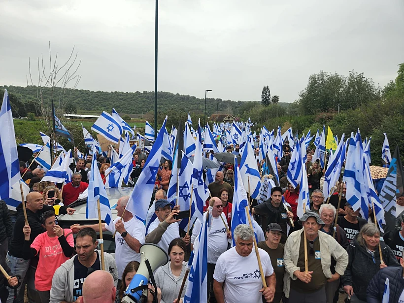 המחאה מול ביתו של גלנט