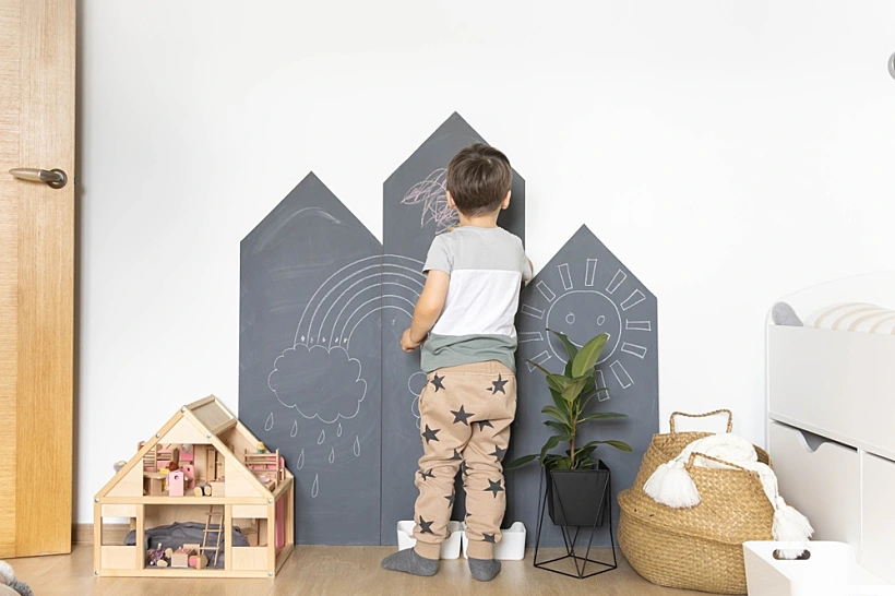 Cute,baby,boy,drawing,on,black,chalkboard,use,colorful,chalks
