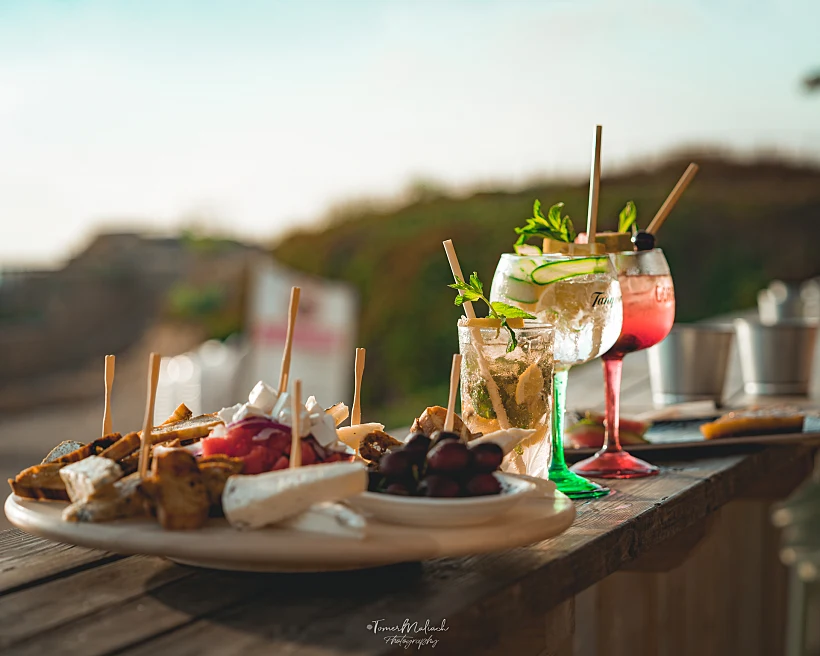 קוקטייל מול הים בנמל קיסריה