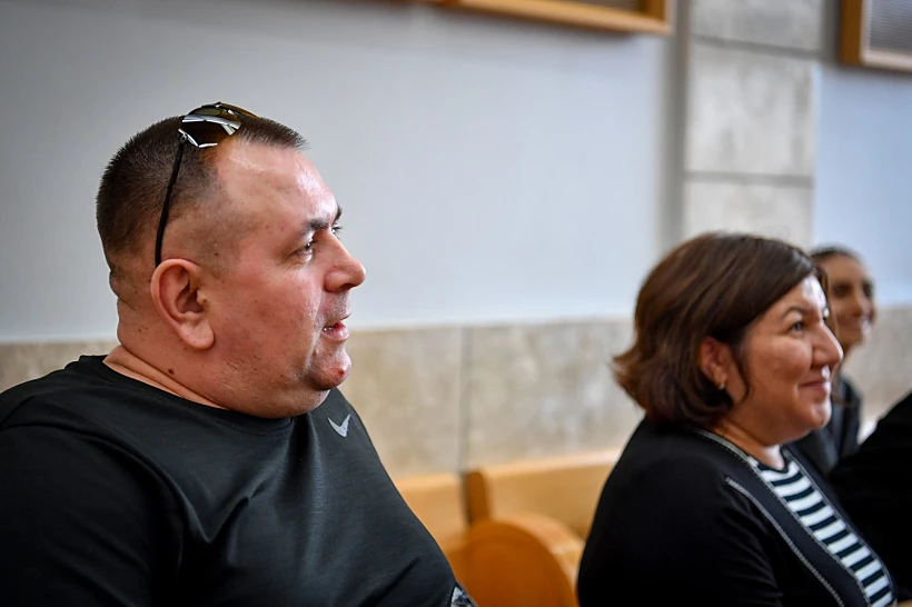 רומן זדורוב ואשתו אולגה בבית המשפט
