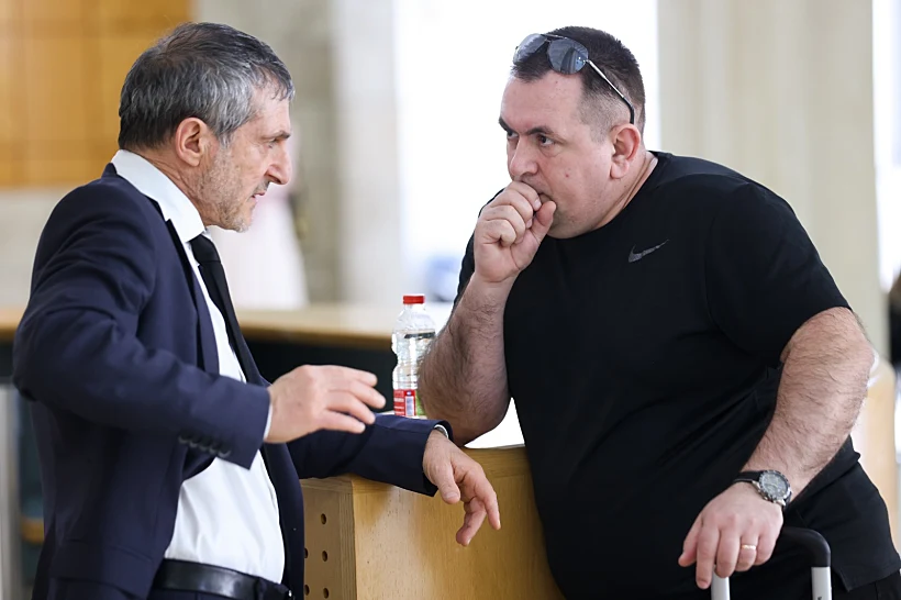 רומן זדורוב ועורך דינו ירום הלוי בבית המשפט