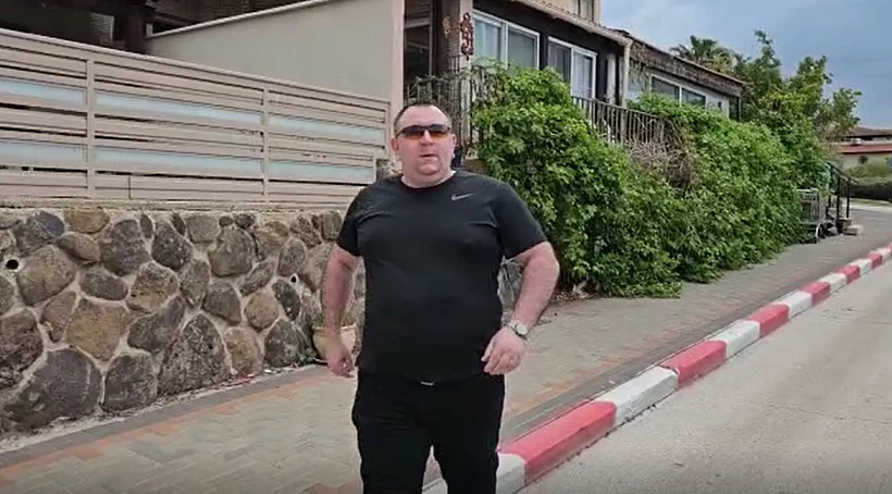 רומן זדורוב יוצא מביתו לבית המשפט