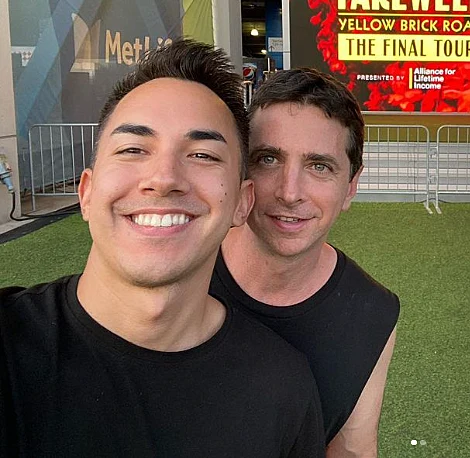 מימין, אריק אלפר