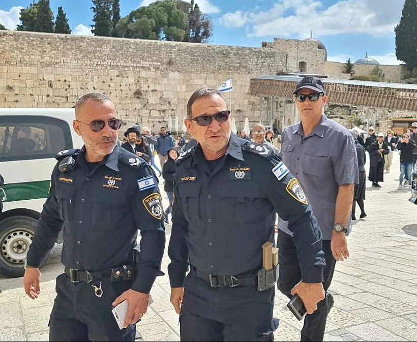 המפכ''ל קובי שבתאי ומפקד מחוז ירושלים דורון תורג'מן בהערכת מצב בכותל
