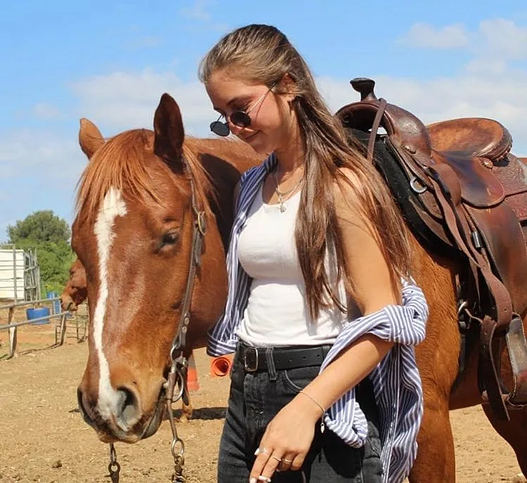 יעל ראובני בת ה-24 הוכתה באלה על ידי שוטר