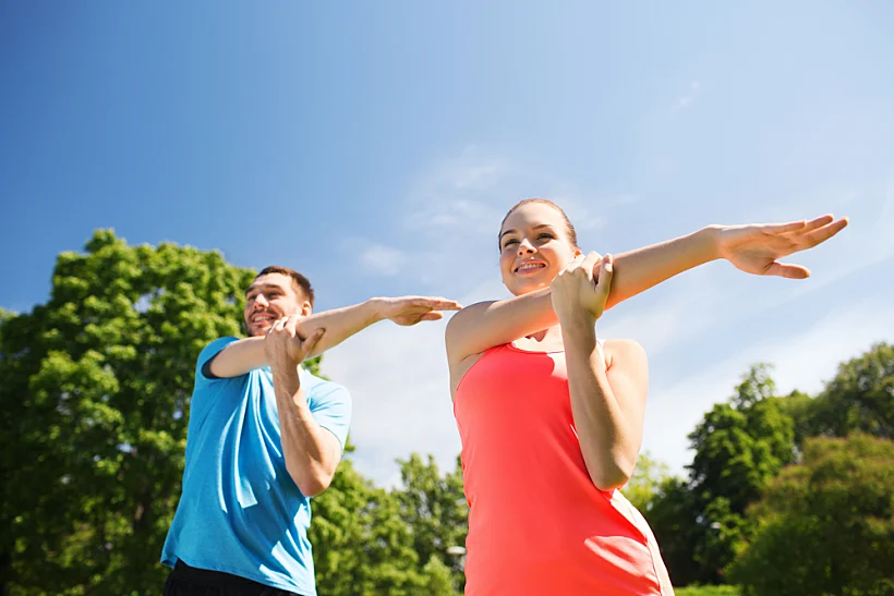 Fitness,,sport,,training,and,lifestyle,concept, ,smiling,couple,stretching