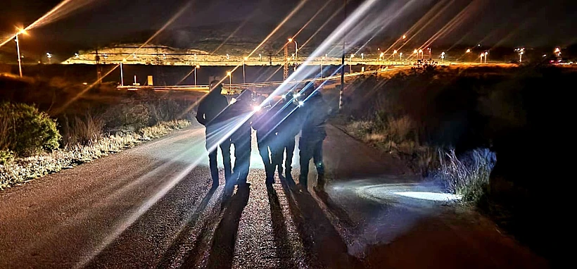 המשטרה עוצרת את החשודים