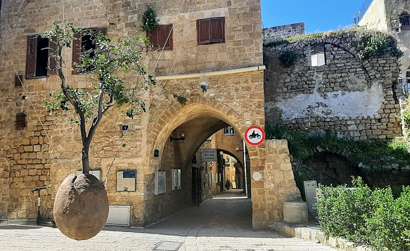 פסל ''עץ התפוז המרחף'', של הפסל דן מורין