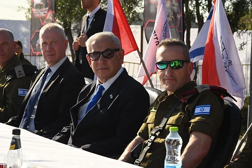 בנימין נתניהו ויואב גלנט בהרמת כוסית בבסיס צה''ל