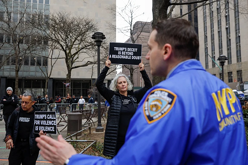 מפגינים נגד טראמפ מחוץ לבית המשפט