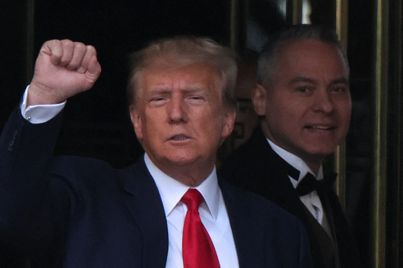 טראמפ יוצא מ''מגדלי טראמפ'' אל בית המשפט במנהטן