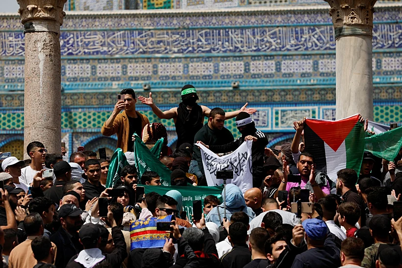 פלסטינים מפגינים במסגד אל-אקצא