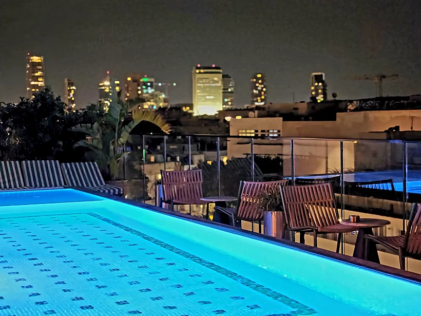 בריכה על הגג - מאייר האו