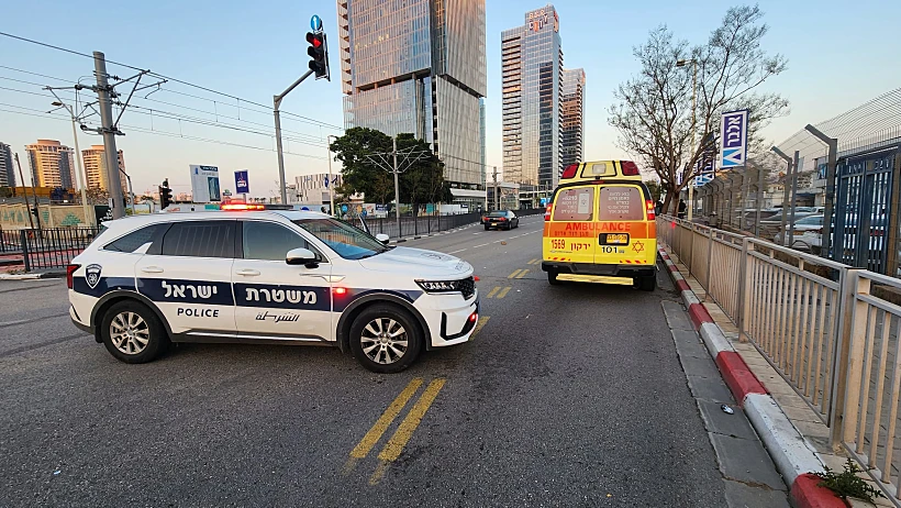 ניידת ואמבולנס ברחוב ז'בוטינסקי שבפתח תקווה