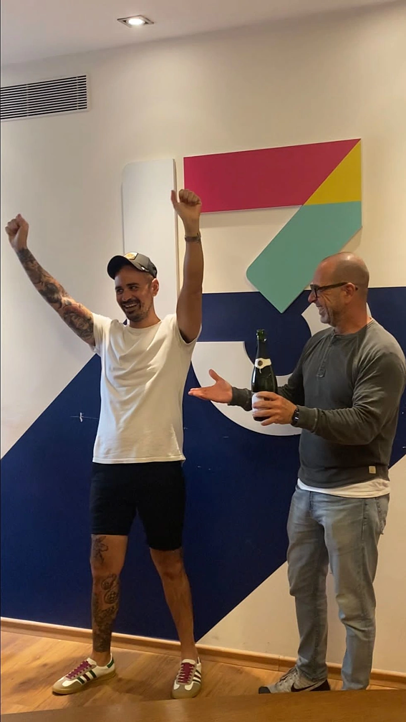 סמנכ''ל תוכניות רשת 13 אופיר רבינוביץ והזוכה הגדול תום לוי