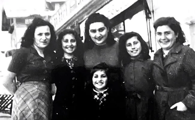 פלה וחברותיה בבית היתומים