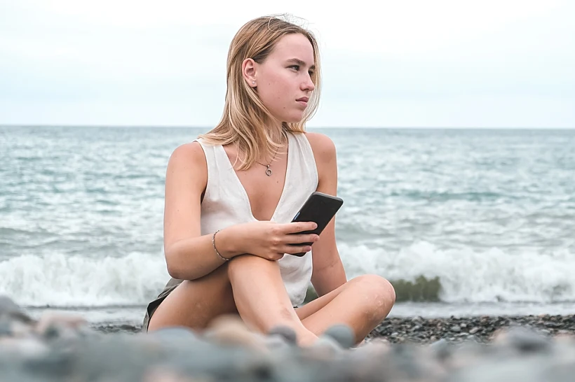 Traveler,girl,resting,on,the,beach,near,the,sea.,eco