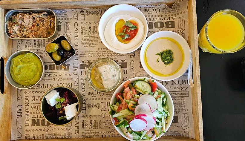 ארוחת בוקר על מגש במלון ניאה