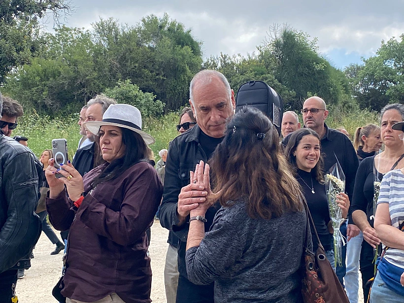 דויד ברוזה בהלוויית יהונתן גפן