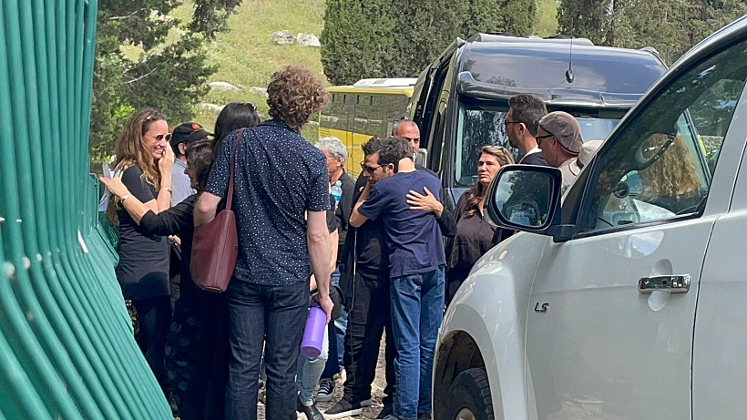 אביב גפן עם בנו דילן בהלוויית יהונתן גפן בנהלל