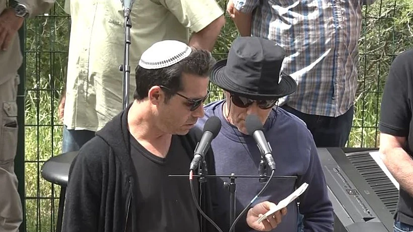 אביב גפן מקריא קדיש על אביו