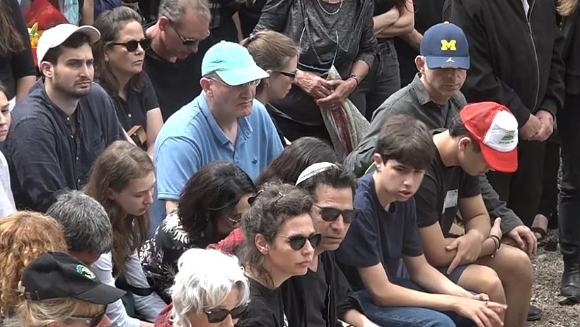 נורית, שירה, אביב ודילן גפן בהלוויית יהונתן גפן