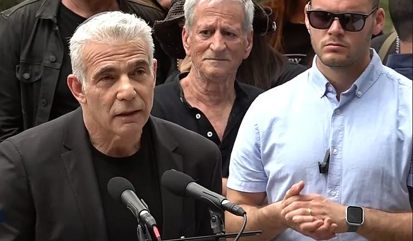 יאיר לפיד בהלווייתו של יהונתן גפן