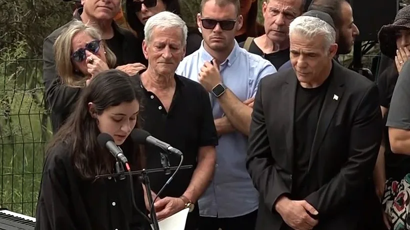 נטאשה, בתו הצעירה של יהונתן גפן, בהלווייתו לצד יאיר לפיד ורם בן ברק