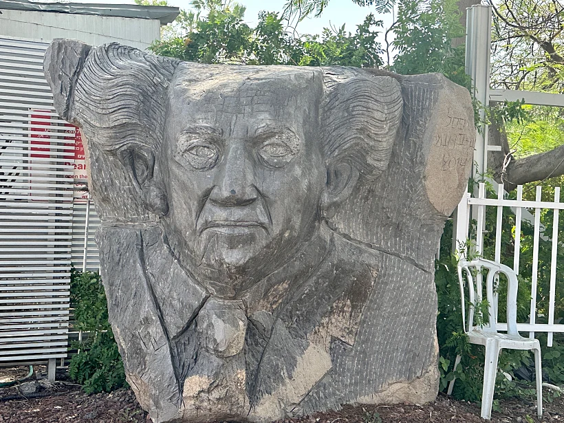פסל של בן גוריון במלון גלי כנרת