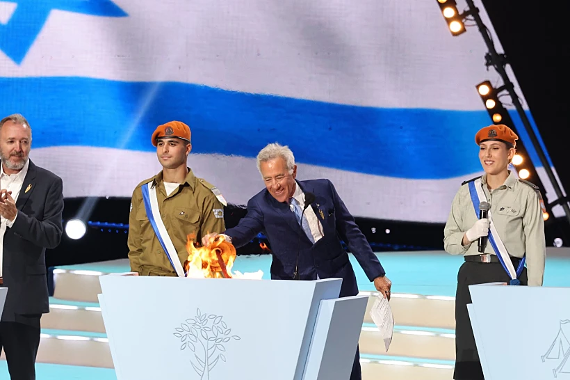 סילבן אדמס מדליק משואה