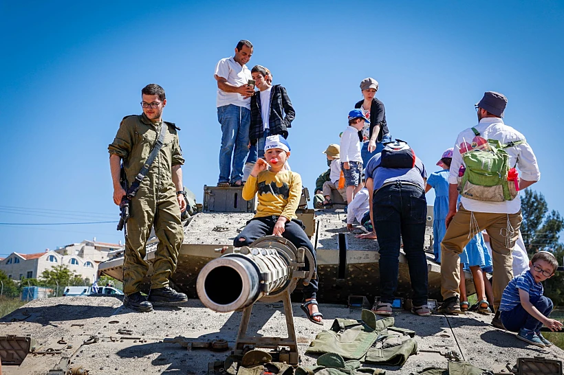 משפחה על טנק ביום פתוח בגוש עציון