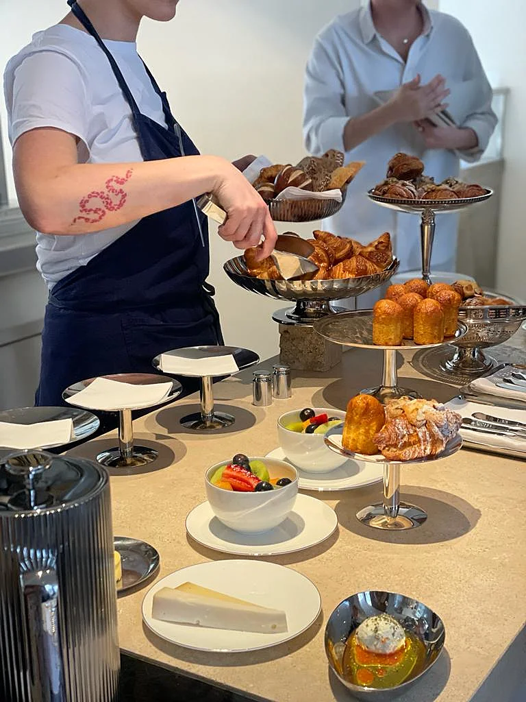 ארוחת בוקר במסעדת R48 של רותי ברודו