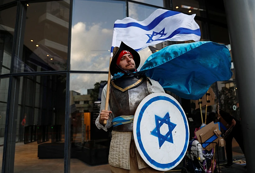 מפגין נגד המהפכה המשפטית, היום בתל אביב