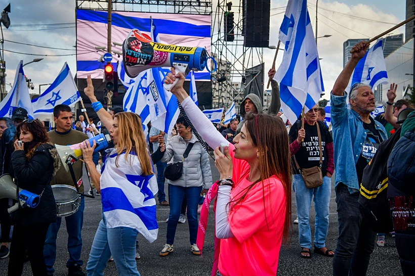 מפגינות בתל אביב, הערב