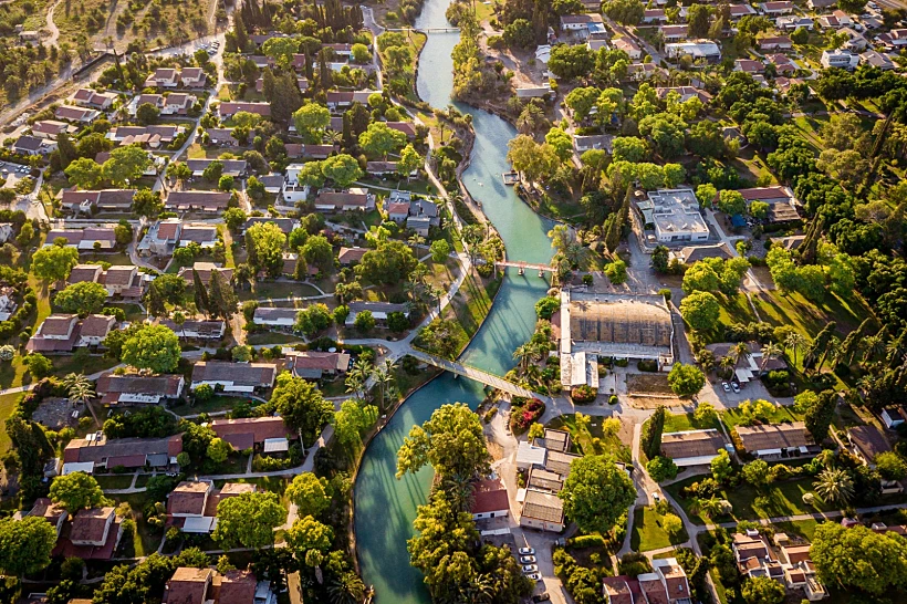 נחל האסי שחוצה את קיבוץ ניר דוד