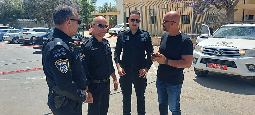 חקירת המשטרה בזירת הרצח בתל שבע