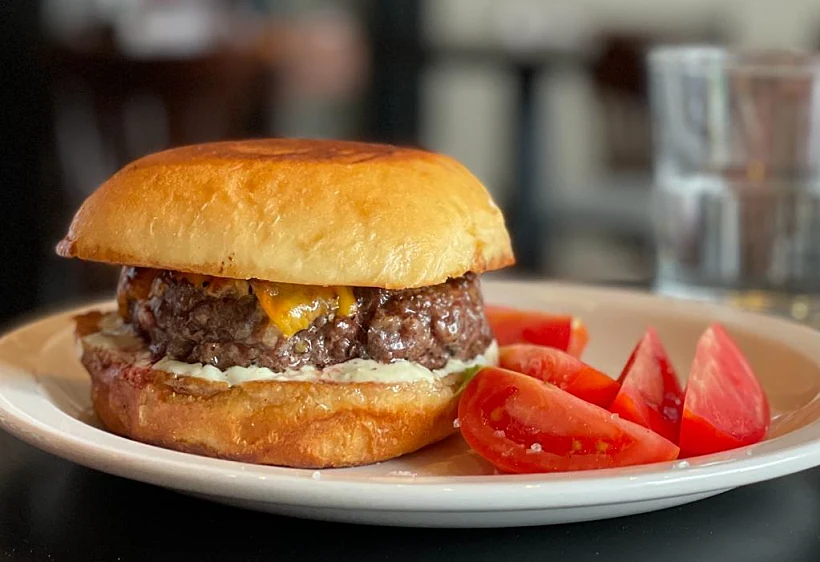 בראנץ' ב-AKA, המבורגר